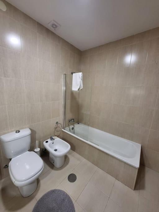 Roomy & Patio - 2 Bedroom Flat Порто Екстериор снимка